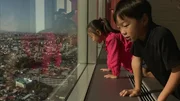 Von einem Hochhaus haben Machiko und ihr Bruder einen tollen Blick &uuml;ber ganz Tokyo.
