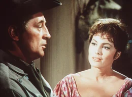 Nach allen Regeln der Kunst umwirbt der kauzige Sheriff Harrah (Robert Mitchum, l.) die charmante Maudie (Charlene Holt, r.) ...