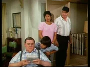 Clancy (Eugene Roche, l.) gibt vor, es sei ihm egal, wenn sein Freund Guido (Ernest Borgnine, r.) seinen Enkelsohn Michael (Ernie Reyes jr.) und dessen Mutter Lan (Haunani Minn, 2.v.r.) bei sich aufnimmt.