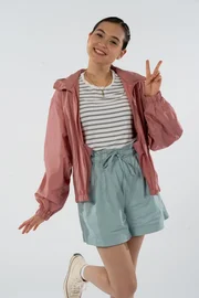 Julia Kim Caldwell als Hannah Shin Julia Kim Caldwell als Hannah Shin