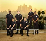 Die Rookies und ihr Ausbilder. Von links: Sergeant Wade Grey (Richard T. Jones), Angela Lopez (Alyssa Diaz), John Nolan (Nathan Fillion), Tim Bradford (Eric Winter), Lucy Chen (Melissa O'Neil) und Jackson West (Titus Makin Jr.). Die Rookies und ihr Ausbilder. Von links: Sergeant Wade Grey (Richard T. Jones), Angela Lopez (Alyssa Diaz), John Nolan (Nathan Fillion), Tim Bradford (Eric Winter), Lucy Chen (Melissa O'Neil) und Jackson West (Titus Makin Jr.).