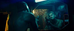 Adamo (Matteo Simoni) probt seinen Auftritt als knallharter Gangster.