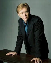 (3. Staffel) - F&uuml;r seinen trockenen Charme und sein fotografisches Ged&auml;chtnis ist er bekannt: Horatio Caine (David Caruso)