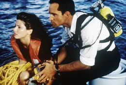 Annie (Sandra Bullock) und Alex (Jason Patric) erwartet an Bord des Luxusliners eine b&ouml;se &Uuml;berraschung: Ein Gangster programmiert das Schiff auf Kollisionskurs mit einem &Ouml;ltanker.