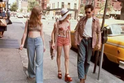 Als Travis (Robert De Niro, r.) die minderj&auml;hrige Prostituierte Iris (Jodie Foster, M.) und ihre Freundin (Billie Perkins, l.) kennenlernt, ist New York in seinen Augen endg&uuml;ltig verloren.