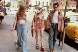 Als Travis (Robert De Niro, r.) die minderj&auml;hrige Prostituierte Iris (Jodie Foster, M.) und ihre Freundin (Billie Perkins, l.) kennenlernt, ist New York in seinen Augen endg&uuml;ltig verloren.