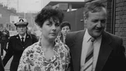 Julie Mugford, Ex-Freundin von Jeremy Bamber, auf dem Weg ins Gericht. Ihre Aussage belastet Bamber schwer.