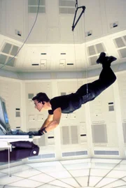 In einer artistischen Meisterleistung knackt Ethan Hunt (Tom Cruise) den Zentralrechner der CIA ...