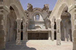 Die Kirche Al-Tahira, ein Wahrzeichen der christlichen Minderheit in Mossul, soll ebenfalls restauriert werden. Experten, Architekten, Arch&auml;ologen, Restauratoren und Hilfsorganisationen aus aller Welt unterst&uuml;tzen den Wiederaufbau.