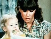 Mary Ellen (Judy Norton-Taylor, r.) liest noch einmal den Brief, den ihr Mann Curt vor seiner Abreise f&uuml;r seinen Sohn bei John Walton deponiert hat.