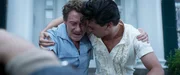 Nach dem Tod der Mutter muss Elvis (Austin Butler, r.) seinen Vater (Richard Roxburgh, l.) tr&ouml;sten.