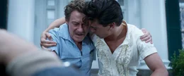 Nach dem Tod der Mutter muss Elvis (Austin Butler, r.) seinen Vater (Richard Roxburgh, l.) tr&ouml;sten.
