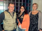 Trödelprofi Otto Schulte (li.) mit Laura (Mitte) und Helga (re.) Trödelprofi Otto Schulte (li.) mit Laura (Mitte) und Helga (re.)