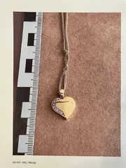 Dieses goldene Herz geh&ouml;rte dem Opfer Yrina U. Sp&auml;ter schenkte es der M&ouml;rder seiner Geliebten.