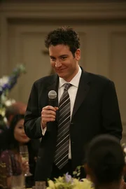 Spricht f&uuml;r seine Freunde einen Toast aus: Ted (Josh Radnor) ...