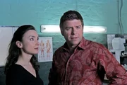 Die Pathologin (Tatjana Clasing, l.) hat Beweise gefunden, mit denen Jupp (Uwe Fellensiek, r.) Waller endlich &uuml;berf&uuml;hren kann.
