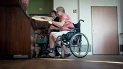MDR FERNSEHEN ECHTES LEBEN: MEIN TOD. MEINE ENTSCHEIDUNG, am Freitag (17.04.26) um 02:50 Uhr. Ab 15.04.2026 in der ARD-Mediathek. Sylvia Bartz ist Gast im Lazarus Hospiz in Berlin. Sie empfindet die F&uuml;rsorge als beruhigend. Ihre Angst vor dem Tod kann sie hier manchmal vergessen.