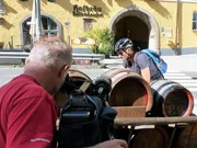 Paco Wrolich bei den Dreharbeiten zu den &Ouml;sterreich-Bild "Ciclovia Alpe Adria Radweg".