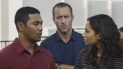 Nachdem ihr Kollege Adam entf&uuml;hrt wurde, geben (v.l.n.r.) Junior (Beulah Koale), Steve (Alex O'Loughlin) und Tani (Meaghan Rath) alles, um ihn aus der Erpressung zu befreien ...