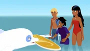 Maimiti hat nicht viel Spa&szlig; im Wasser. Aber Yann und Timeti hoffen, dass sie vielleicht Freude am Surfen gewinnen kann. Delfin Zoom hilft dabei gerne mit.
