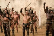 Kämpfen im Ludus von Batiatus: Barca (Antonio Te Maioha, vorne l.), Gannicus (Dustin Clare, vorne M.) und Drago (Peter Mensah, vorne r.) ... Kämpfen im Ludus von Batiatus: Barca (Antonio Te Maioha, vorne l.), Gannicus (Dustin Clare, vorne M.) und Drago (Peter Mensah, vorne r.) ...