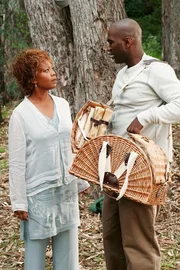 Betty (Alfre Woodard, l.) plant ein Picknick mit Caleb (Nashawn Kearse, r.), um ihn dabei mit einem starken Medikament schmerzlos zu t&ouml;ten ...
