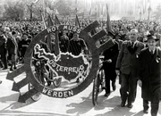 Menschen & M&auml;chte: "Der 1. Mai - Ein Feiertag macht Geschichte", Rote Fahnen und b&auml;ndergeschm&uuml;ckte Maib&auml;ume, ideologische Kampfparolen und biedere Familienausfl&uuml;ge, Wiener Ringstra&szlig;e und steirischer Marktplatz: Die Dokumentation von Robert Gokl ist ein filmische Zeitreise zur&uuml;ck in die wechselvolle und spannungsreiche Geschichte des 1. Mai - vom illegalen Kampftag der Arbeiterbewegung am Ende des 19. Jahrhunderts bis hin zum Staatsfeiertag mit Volksfestcharakter heute.Ein Film von Robert Gokl  SENDUNG: ORF3 - DI - 01.05.2018 - 15:05 UHR. - Veroeffentlichung fuer Pressezwecke honorarfrei ausschliesslich im Zusammenhang mit oben genannter Sendung oder Veranstaltung des ORF bei Urhebernennung.
