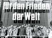 Menschen & M&auml;chte: "Der 1. Mai - Ein Feiertag macht Geschichte", Rote Fahnen und b&auml;ndergeschm&uuml;ckte Maib&auml;ume, ideologische Kampfparolen und biedere Familienausfl&uuml;ge, Wiener Ringstra&szlig;e und steirischer Marktplatz: Die Dokumentation von Robert Gokl ist ein filmische Zeitreise zur&uuml;ck in die wechselvolle und spannungsreiche Geschichte des 1. Mai - vom illegalen Kampftag der Arbeiterbewegung am Ende des 19. Jahrhunderts bis hin zum Staatsfeiertag mit Volksfestcharakter heute.Ein Film von Robert Gokl  SENDUNG: ORF3 - DI - 01.05.2018 - 15:05 UHR. - Veroeffentlichung fuer Pressezwecke honorarfrei ausschliesslich im Zusammenhang mit oben genannter Sendung oder Veranstaltung des ORF bei Urhebernennung.