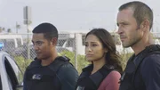 Als ein des Mordes Bezichtigter mit Selbstmord droht, geraten Junior Reigns (Beulah Koale, l.), Tani Rey (Meaghan Rath, M.) und Steve McGarrett (Alex O'Loughlin, r.) an ihre Grenzen ...