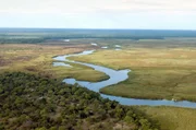 Das Okavango-Delta ist das gr&ouml;&szlig;te Binnendelta der Welt. Es erstreckt sich &uuml;ber eine Fl&auml;che von 16.000 Quadratkilometern.