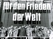 Menschen & M&auml;chte: "Der 1. Mai - Ein Feiertag macht Geschichte", Rote Fahnen und b&auml;ndergeschm&uuml;ckte Maib&auml;ume, ideologische Kampfparolen und biedere Familienausfl&uuml;ge, Wiener Ringstra&szlig;e und steirischer Marktplatz: Die Dokumentation von Robert Gokl ist ein filmische Zeitreise zur&uuml;ck in die wechselvolle und spannungsreiche Geschichte des 1. Mai - vom illegalen Kampftag der Arbeiterbewegung am Ende des 19. Jahrhunderts bis hin zum Staatsfeiertag mit Volksfestcharakter.  SENDUNG: ORF2 - FR - 01.05.2020 - 09:05 UHR. - Veroeffentlichung fuer Pressezwecke honorarfrei ausschliesslich im Zusammenhang mit oben genannter Sendung oder Veranstaltung des ORF bei Urhebernennung.