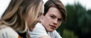 In Ballas' Schwester Natasha (Taylor Hickson, l.) findet Franky (Josh Wiggins, r.) eine wichtige Bezugsperson, da diese ebenfalls Erfahrungen mit Mobbing machen musste, welchem sich Franky nach Ballas' L&uuml;ge &uuml;ber ihre gemeinsame Nacht ausgesetzt sieht.