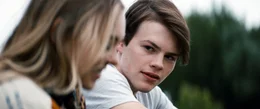 In Ballas' Schwester Natasha (Taylor Hickson, l.) findet Franky (Josh Wiggins, r.) eine wichtige Bezugsperson, da diese ebenfalls Erfahrungen mit Mobbing machen musste, welchem sich Franky nach Ballas' L&uuml;ge &uuml;ber ihre gemeinsame Nacht ausgesetzt sieht.