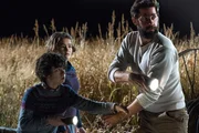 Noah Jupe (Marcus Abbott), Millicent Simmonds (Regan Abbott), John Krasinski (Lee Abbott).
