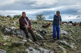 Der zugezogene Franzose Antoine (Denis M&eacute;nochet, li.) m&ouml;chte mit seiner Frau Olga in dem abgelegenen galicischen Bergdorf &ouml;kologisch nachhaltige Landwirtschaft praktizieren.