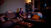 Shirley (Felyn Fontijn) findet es unheimlich allein Zuhause und ruft mehr als einmal ihre Eltern in der Sauna an. Shirley (Felyn Fontijn) findet es unheimlich allein Zuhause und ruft mehr als einmal ihre Eltern in der Sauna an.