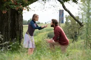 Regan (Millicent Simmonds, l.) streitet mit ihrem Vater Lee (John Krasinski, r.) in Geb&auml;rdensprache.