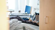 MDR FERNSEHEN ECHTES LEBEN: MEIN TOD. MEINE ENTSCHEIDUNG, am Freitag (17.04.26) um 02:50 Uhr. Ab 15.04.2026 in der ARD-Mediathek. Auf Palliativstationen setzt man auf die palliative Sedierung am Lebensende. Der &bdquo;assistierte Suizid&ldquo; ist hier kaum ein Thema.