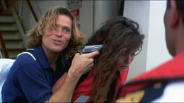 Annie (Sandra Bullock) will sich auf einer Kreuzfahrt erholen, doch stattdessen erwartet sie eine Katastrophe: Ein Wahnsinniger (Willem Dafoe, li)  bringt das Schiff in seine Gewalt..