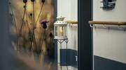 MDR FERNSEHEN ECHTES LEBEN: MEIN TOD. MEINE ENTSCHEIDUNG, am Freitag (17.04.26) um 02:50 Uhr. Ab 15.04.2026 in der ARD-Mediathek. Immer, wenn ein Gast im Hospiz verstorben ist, steht eine Kerze zum Gedenken vor der T&uuml;r.