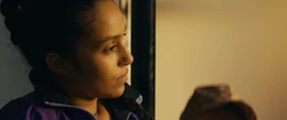 Auch Badia (Nora Gharib) sehnt sich danach, aus dem sozial benachteiligten Stadtviertel von Antwerpen auszubrechen.