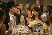 Die aufwendige Hochzeitsfeier von Lily (Alyson Hannigan, r.) und Marshall (Jason Segel, l.)  ist in vollem Gange. Leider kommen die beiden als Gastgeber &uuml;berhaupt nicht dazu, etwas von dem Men&uuml; zu essen, welches sie sich vom Caterer f&uuml;r die Feier gew&uuml;nscht haben ....