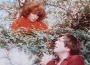 Jennifer (Stefanie Powers, l.) und Jonathan (Robert Wagner, r.) sind dem Entf&uuml;hrer von Jonathans angeblichem Sohn auf der Spur ...