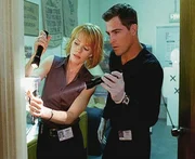 Catherine (Marg Helgenberger) und Nick (George Eads) finden in einem Coffee-Shop ein wahres Gemetzel vor. Was ist passiert?