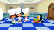 Zo&eacute;, Finn und Yasemin haben sich in K&ouml;che verwandelt. Sie helfen dem sehr tollpatschigen Kellner Pinguin und Chefk&ouml;chin Schnatter, das Essen f&uuml;r Frau B&uuml;rgermeisterin und ihren Gemahlen vorzubereiten.