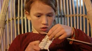 Anna ist voll aufs Stricken konzentriert. Anna ist voll aufs Stricken konzentriert.