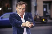 Falk (Dirk Martens) will Waller festnehmen.