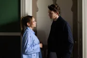 Julius (Lennox Halm) nimmt sich vor, einen ungest&ouml;rten Ort f&uuml;r Ronjas (Theresa Traser) erstes Mal zu finden.
