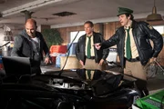 Yazid (Hannes Ringlstetter, links) kl&auml;rt Hubert (Christian Tramitz, Mitte) und Staller (Helmfried von L&uuml;ttichau) dar&uuml;ber auf, dass der Unfallwagen manipuliert war.