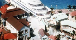 Der Luxusliner nimmt Kurs auf einen &Ouml;ltanker im Hafen der Karibikinsel St. Martin...